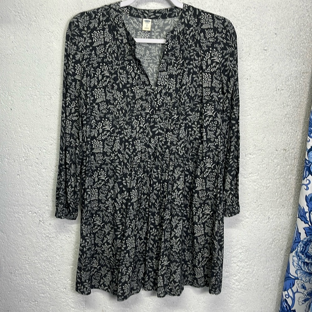 ❤️ Old Navy Dress Gray Floral Pintuck Pleats Size Small. P2P 20 length 34